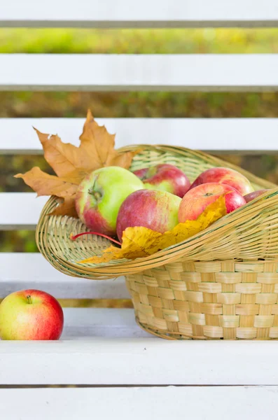Apples in wicker basket — Stock Photo, Image