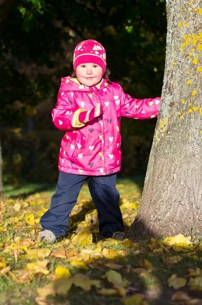 Liten flicka utomhus — Stockfoto