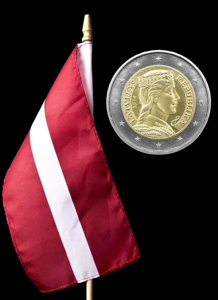 Flaggan av Lettland och euro-mynt — Stockfoto