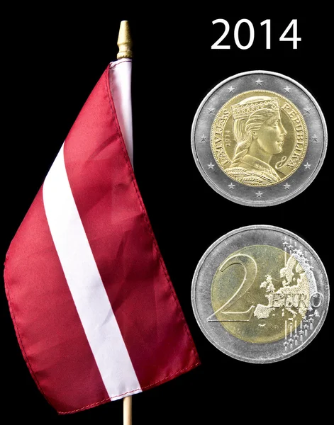 Bandeira nacional da Letónia e moeda de euro — Fotografia de Stock