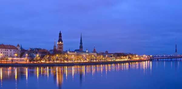 Christmas riverside view of old city of Riga, Latvia — Stock Photo, Image