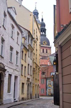 Riga eski şehrin dar sokak