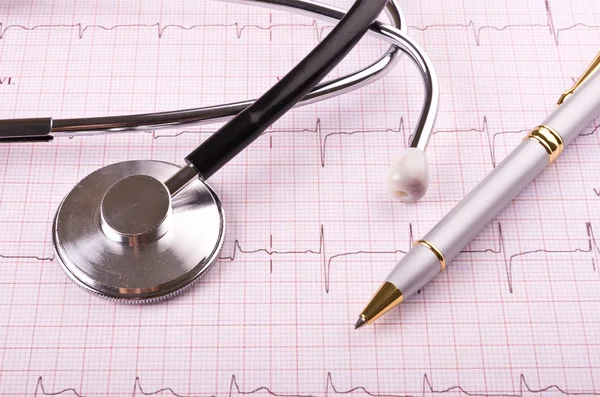 Stethoscoop en pen op cardiogram — Stockfoto