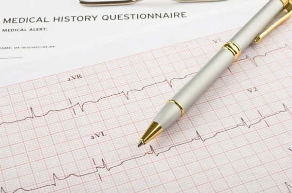 Медицинская анкета и кардиограмма — стоковое фото