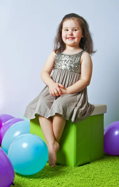 Menina sentada no cubo — Fotografia de Stock