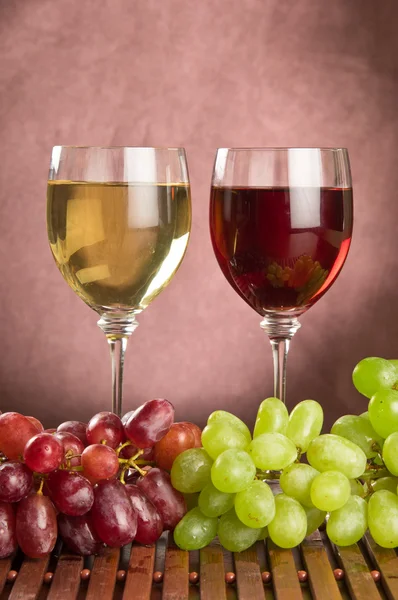 Rode en witte wijn met groene en rode druiven — Stockfoto