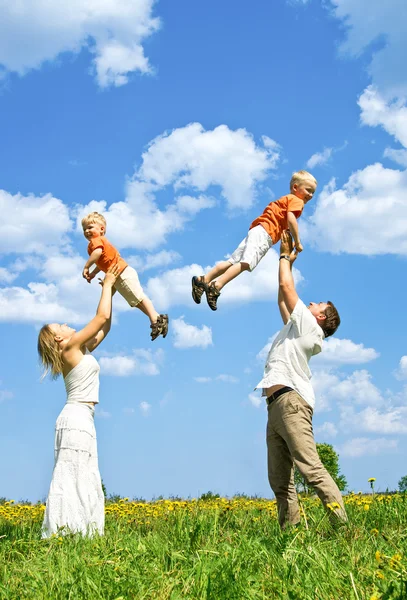 Lycklig familj på äng — Stockfoto