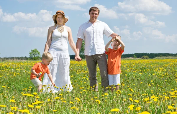 Familjen går på ängen — Stockfoto