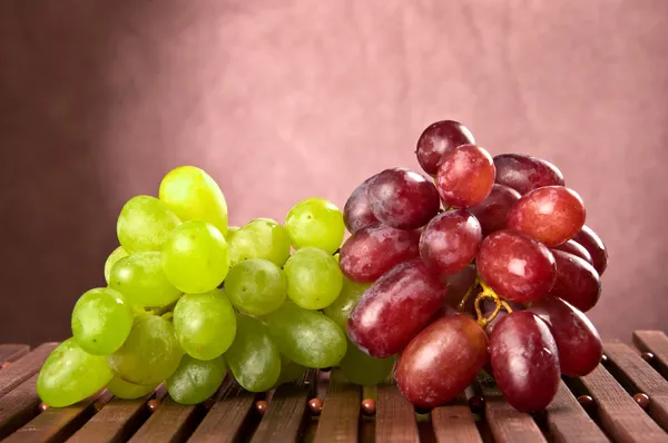 Red and green grapes — Stock Photo, Image