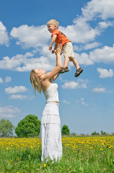 Mother throwing son into the air — Stock Photo, Image