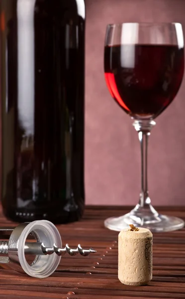 Corcho y sacacorchos con botella y copa de vino — Foto de Stock