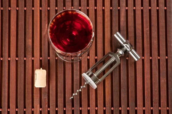 Kurkentrekker en wijnglas — Stockfoto