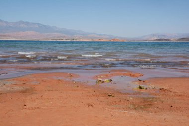 Sand Hollow Eyalet Parkı 'ndaki açık yaz manzarası ve Utah' ın güneybatısındaki rezervuar..