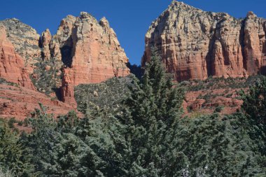 Ship Rock 'ta parlak kış manzarası (sağ üstte), Sedona, Kuzey Arizona' da ikonik kırmızı kaya yapısı.