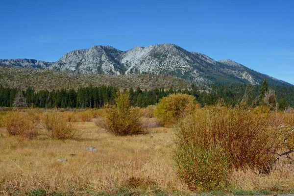 カリフォルニア州エルドラド国立の森とシエラネバダ山脈の中央部にある晴れた秋の展望 — ストック写真