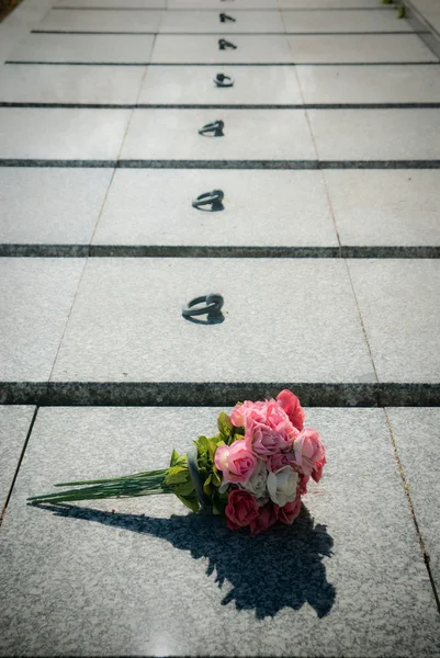 Flores en la tumba del soldado — Foto de Stock