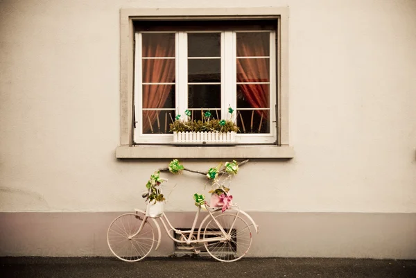 Bicicleta y ventana — Foto de Stock