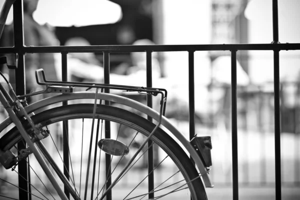 Bicicleta en blanco y negro — Foto de Stock