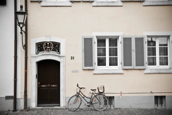 Фасад и велосипед — стоковое фото