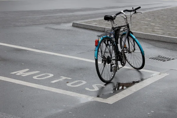 Fahrrad und Regen — Stockfoto