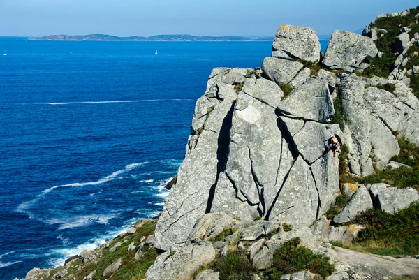 大きな岩に登る — ストック写真