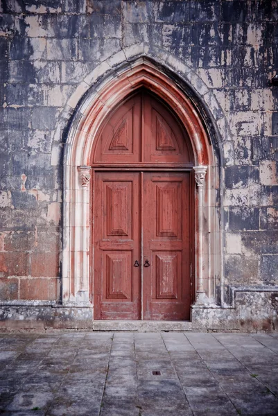 Gewelfde deur in het rood — Stockfoto