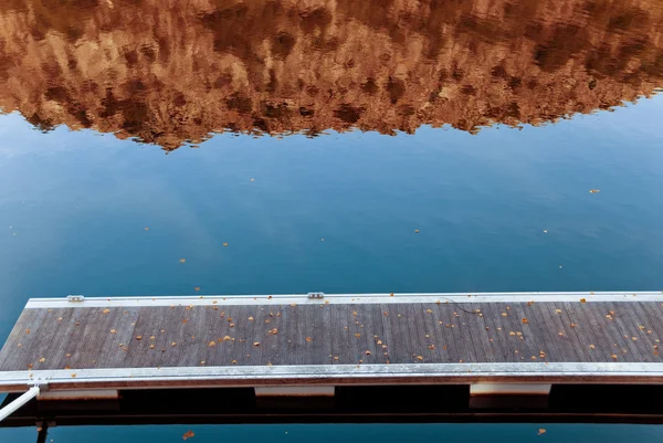 Quai sur la rivière — Photo