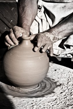 çalışan çömlekçi