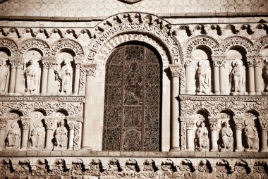 Romanesk kilise