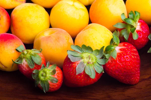 Aprikoser och jordgubbar — Stockfoto