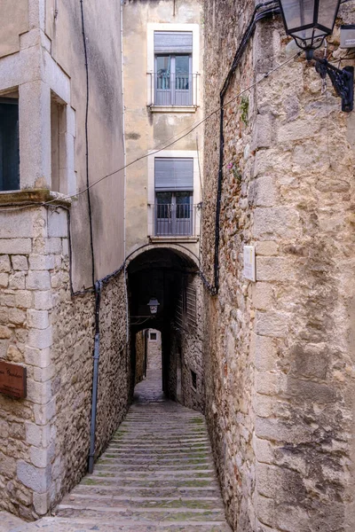 中世から狭い路地の迷路によって形成されたカタルーニャ州ジローナ スペイン のユダヤ人地区の詳細 世界で最も保存状態の良いユダヤ人居住区の一つです — ストック写真