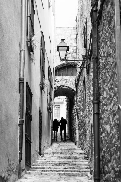 Girona Espanha Maio 2021 Casal Caminha Por Uma Rua Estreita — Fotografia de Stock