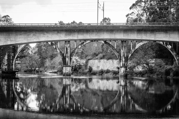 Zwei Hintereinander Liegende Brücken Für Eisenbahnen Und Fahrzeuge Über Den — Stockfoto