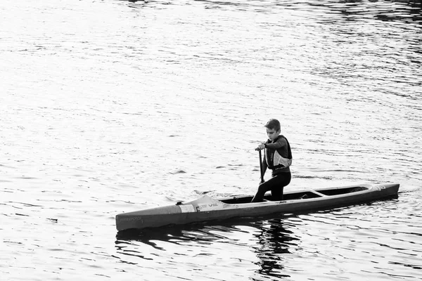 스페인 2021 도시를 가로지르는 강에서 스포츠를 연습하고 청소년들 — 스톡 사진