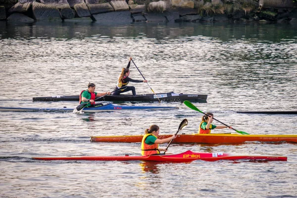 스페인 2021 도시를 가로지르는 강에서 스포츠를 연습하고 청소년들 — 스톡 사진