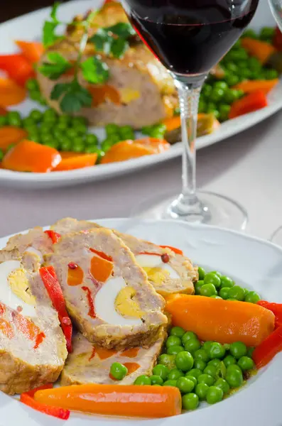 Table Plate Stuffed Meat Garnished Peas Carrots — Stock Photo, Image