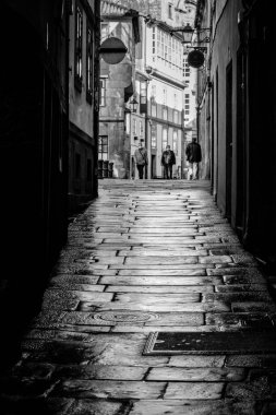 SANTIAGO DE COMPOSTELA, İSPAN - 19 Mart 2021: Şehrin tarihi merkezinin sokaklarından biri, hac mekanıyla ünlüdür..