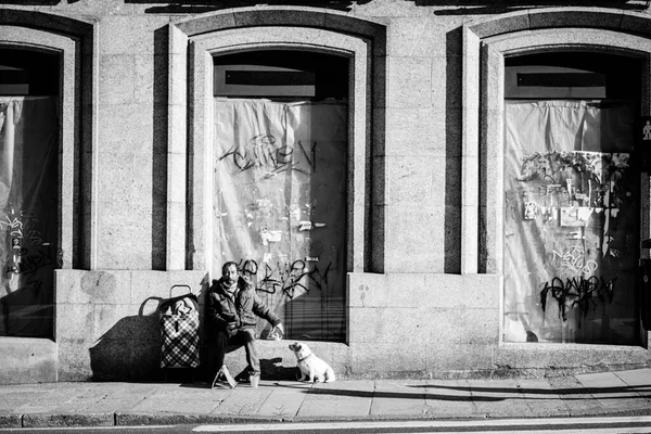 Pontevedra Espanha Março 2021 Sem Teto Acompanhado Pequeno Cachorro Pede — Fotografia de Stock