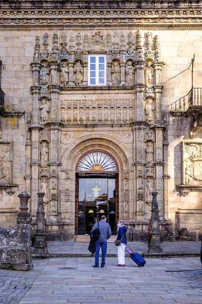 Pontevedra Spain March 2021 Two People One Them Suitcases Chat — Stock Photo, Image