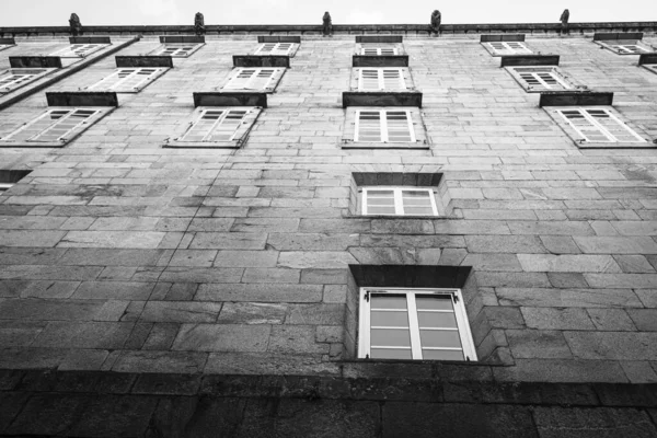 Galiçya 'daki Santiago de Copostela Piskoposluk Okulunun (İspanya) yan binası.)