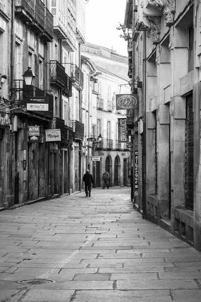 サンティアゴ コンポステーラ スペイン 2021年3月19日 巡礼地として有名な街の歴史的中心部の通りの1つ — ストック写真