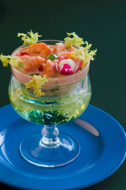 İçinde karides kokteyli ve radyatör olan cam bardakla kaplı.