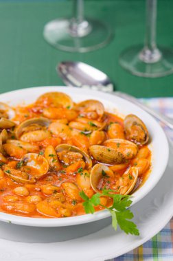 Fasulyeli bir masa ve maydanozla süslenmiş istiridye..