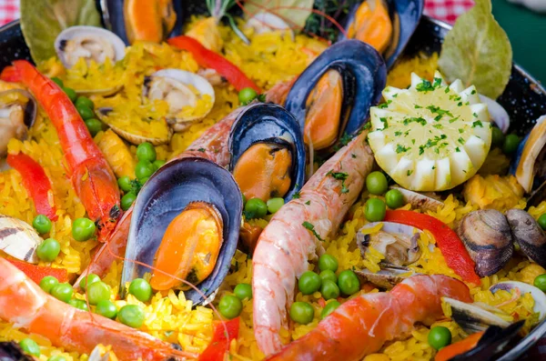 Table Various Seafood Paella Clams Mussels Prawns Peas Garnished Lemon — Stock Photo, Image