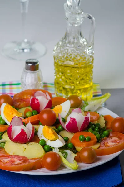 Τραπέζι Ανάμεικτο Πιάτο Σαλάτας Ντομάτα Ραπανάκια Βραστό Αυγό Αρακά Και — Φωτογραφία Αρχείου