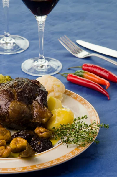 Tisch Mit Einem Teller Geröstetem Wildschwein Mit Kastanien Keule Blumenkohl — Stockfoto