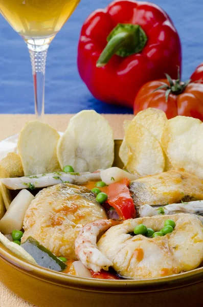 Tavola Con Contenitore Argilla Contenente Nasello Con Patate Gamberetti Piselli — Foto Stock