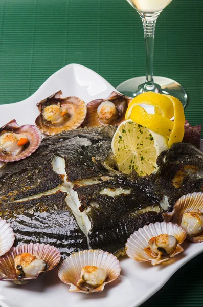 ホタテ貝とガーニッシュが添えられた焼きターボのプラッター — ストック写真