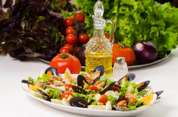 Table Plate Salad Mussels Adorned Bottle Olive Oil Salt Shaker — Stock Photo, Image