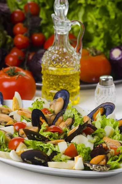 Table Avec Une Assiette Salade Aux Moules Ornée Une Bouteille — Photo